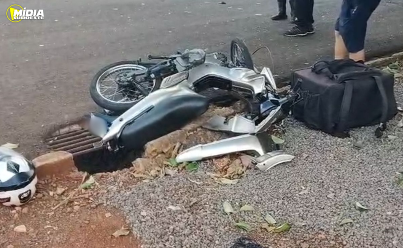 SAS: Motociclista de 17 anos fica ferido em colisão com carro