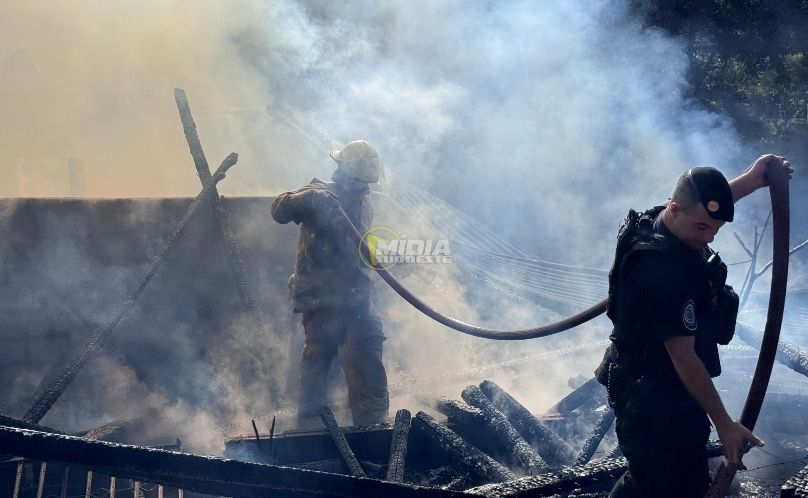  Incêndio destrói casa em San Antonio e mobiliza bombeiros voluntários da Argentina