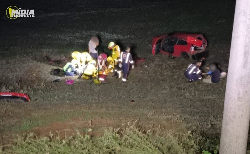 Carona é arremessada para fora em capotamento