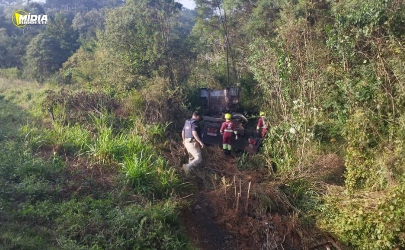 Caminhão se desprende de semirreboque e sai da pista