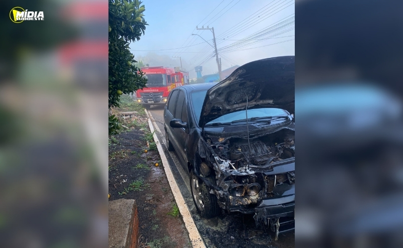 Carro pega fogo e mobiliza bombeiros em Seara