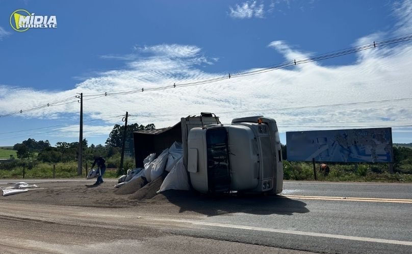 SAS: Momento exato do tombamento de caminhão é flagrado por câmera