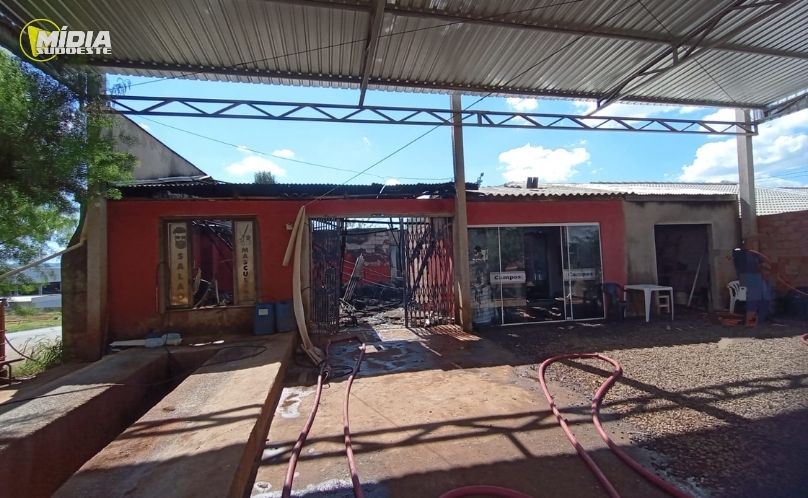 Incêndio destrói residência e mobiliza bombeiros em São Domingos