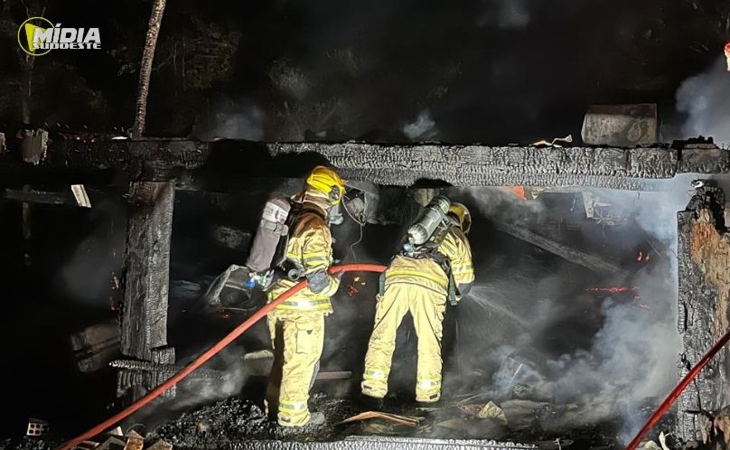 Incêndio destrói casa de madeira no interior