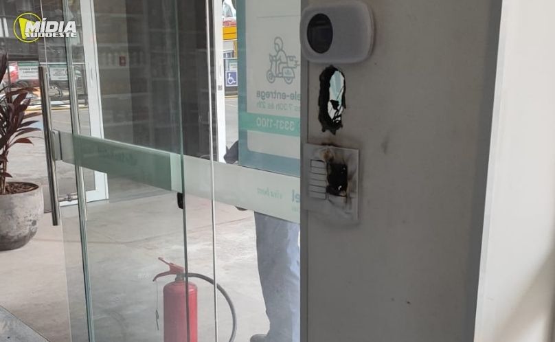 Princípio de incêndio em sala comercial mobiliza bombeiros