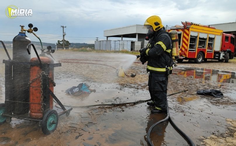 Bombeiros controlam incêndio em equipamento com gás inflamável
