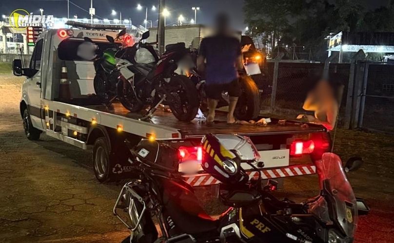Homens que conduziam motos esportivas são presos durante a madrugada