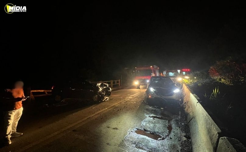 Colisão frontal entre carros deixa feridos na SC-283