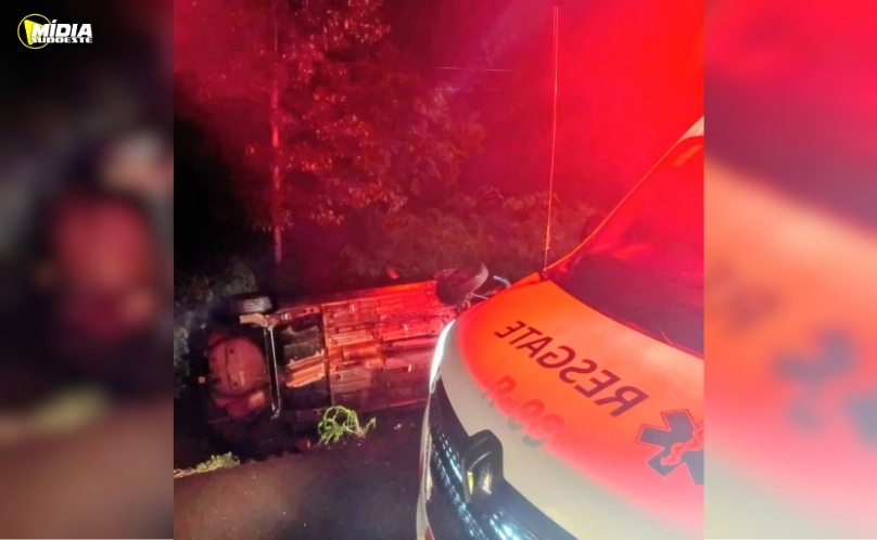 Motorista perde controle e capota veículo na BR-163