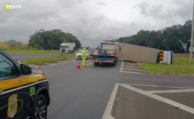 Acidente entre veículos de carga provoca tombamento na BR-373