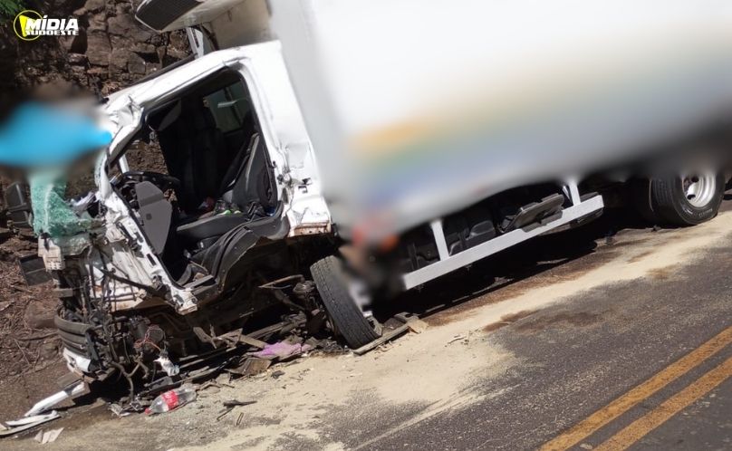 Colisão frontal entre caminhões deixa dois feridos graves na SC-155