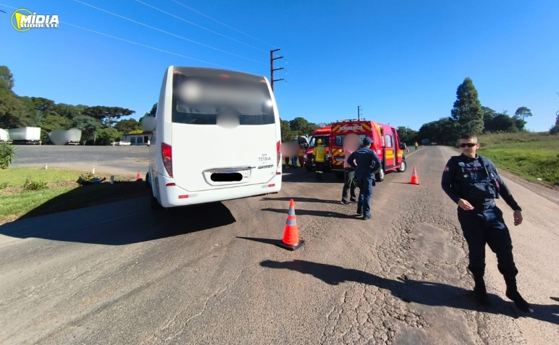 Acidente envolvendo micro-ônibus e carro é registrado na BR-282