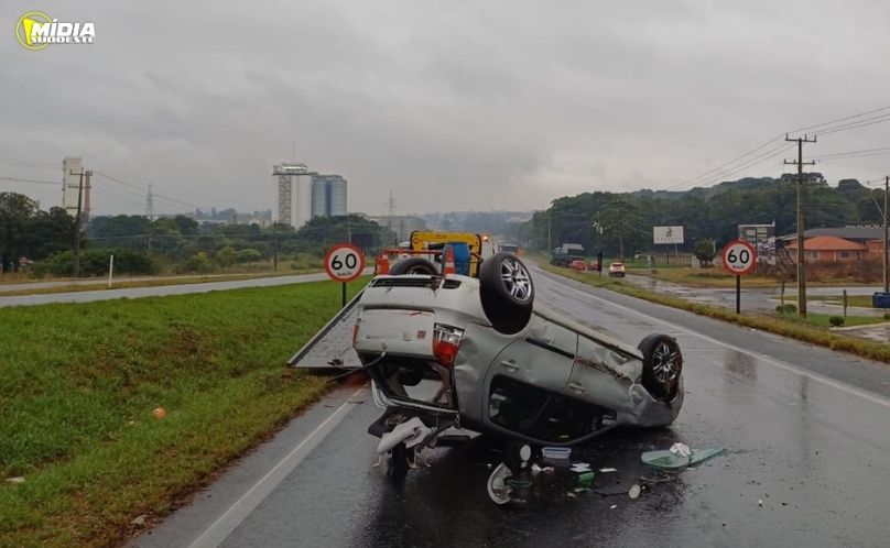 Colisão seguida de capotamento deixa homem ferido na BR-376