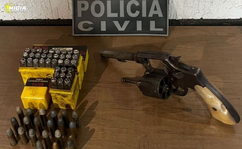 Homem é preso por posse de arma e adulteração de veículo