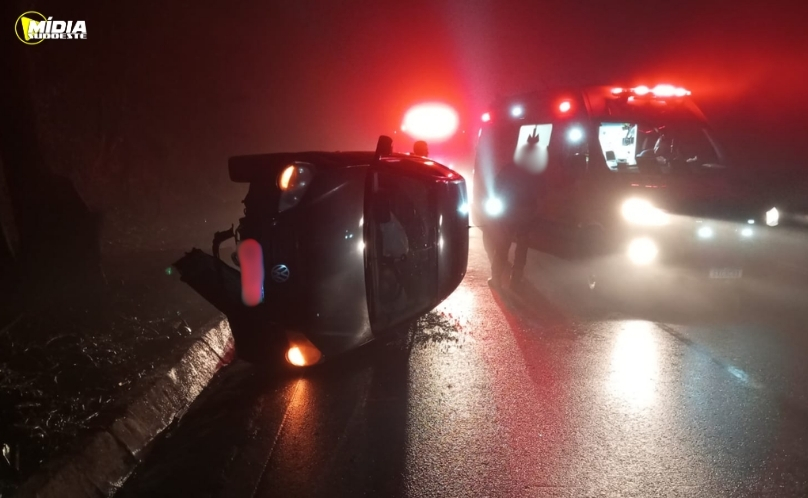 Mulher fica ferida após carro colidir em barranco e tombar na BR-282