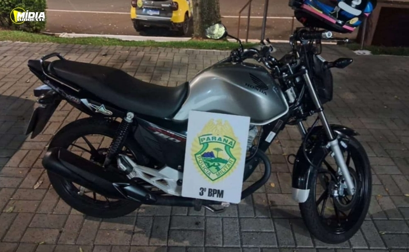 Motociclista sem habilitação faz manobras e tem moto apreendida