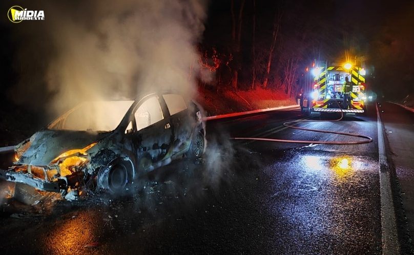 Carro pega fogo após colisão na BR-282