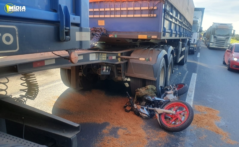 Motociclista fica ferido após colisão lateral com caminhão na BR-376