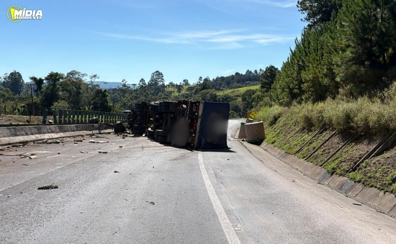 Carreta tomba na Serra do Cadeado e interdita parcialmente a BR-376