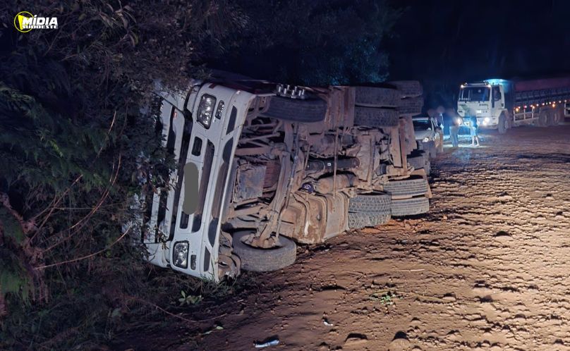 Vítima fica presa às ferragens após carreta tombar