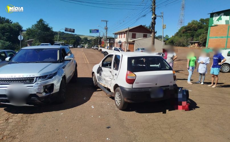 Acidente deixa duas pessoas feridas, uma em estado grave