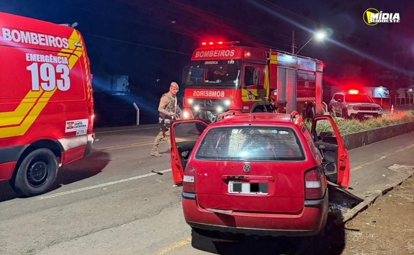 Motorista fica inconsciente após colidir contra mureta na SC-480