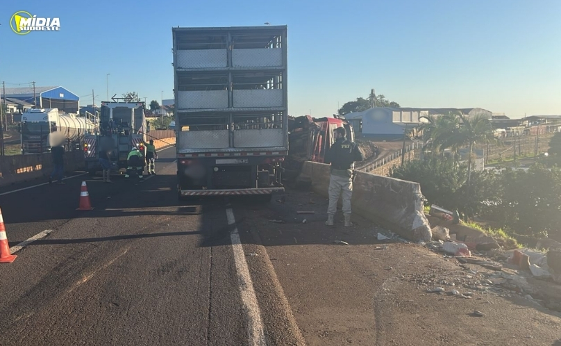 Caminhoneiro fica ferido após saída de pista na BR-277