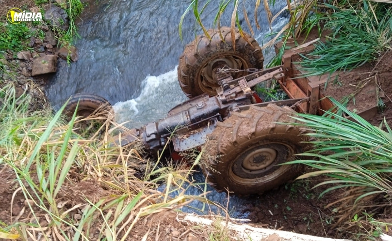 Homem fica ferido após capotamento de trator