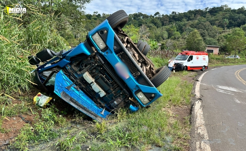 SAS: carreta tomba na “Garganta do Diabo”