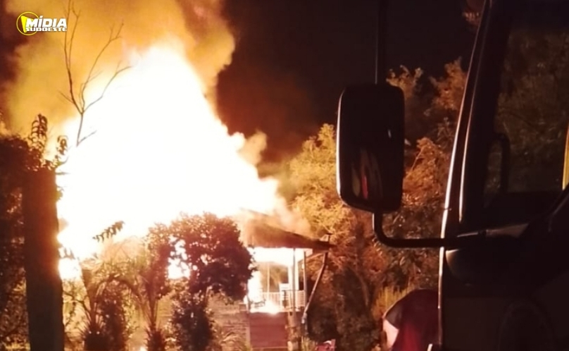 Incêndio destrói residência durante a madrugada
