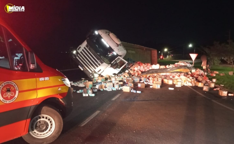 Carreta com carga de leite tomba em Nova Erechim