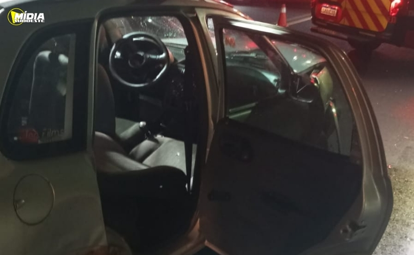 Colisão entre carro e caminhão deixa homem encarcerado na BR-282