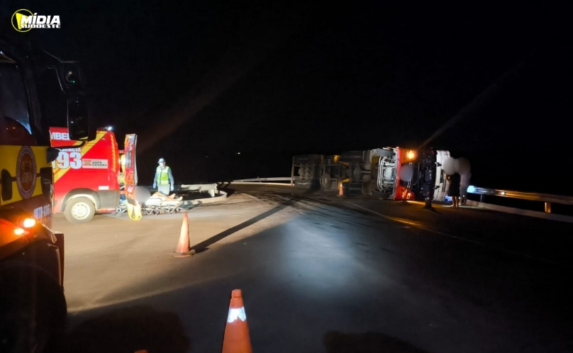 Motorista fica ferido após tombamento de carreta na SC-153