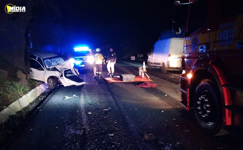 Grave colisão frontal entre carro e caminhão deixa homem ferido
