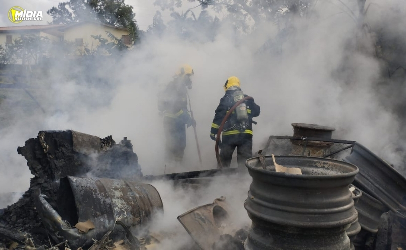 Incêndio destrói galpão agrícola em São João do Oeste