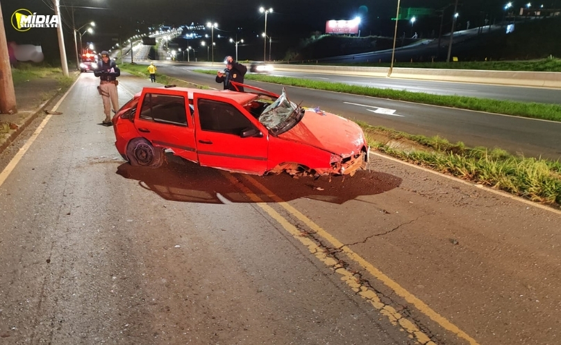 Jovem de 25 anos morre após capotamento na BR-480