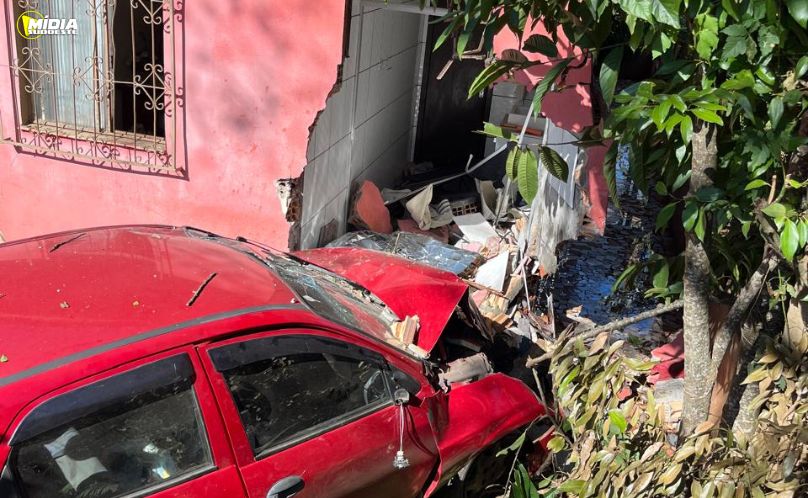 Idoso morre após carro atingir residência