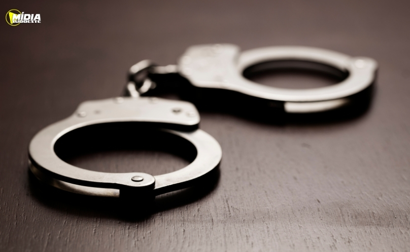 Homem é detido após furtar residência e tentar fugir da polícia