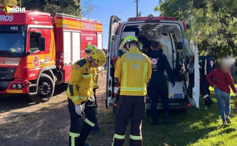 Homem fica ferido após tombamento de trator