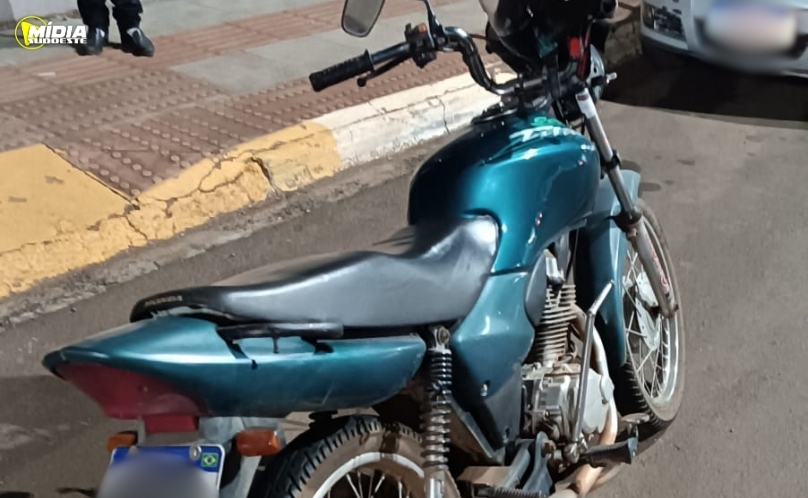 Motociclista fica ferido após atingir pneu solto de reboque