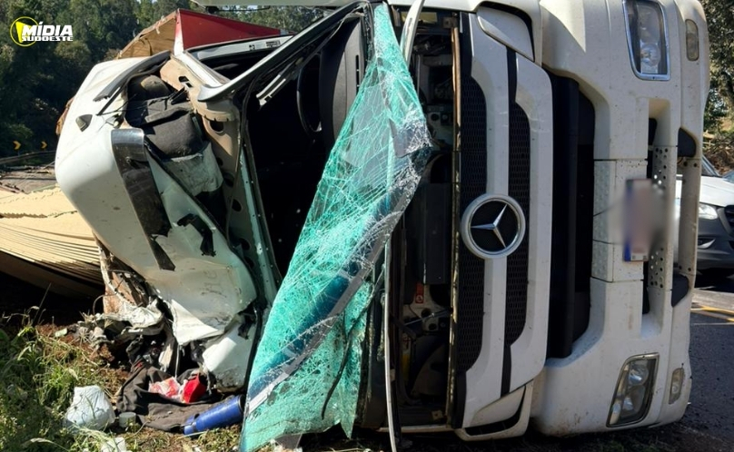 Motorista fica ferido após tombamento de caminhão