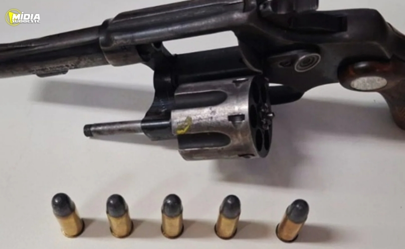 Homem é autuado por posse irregular de arma de fogo