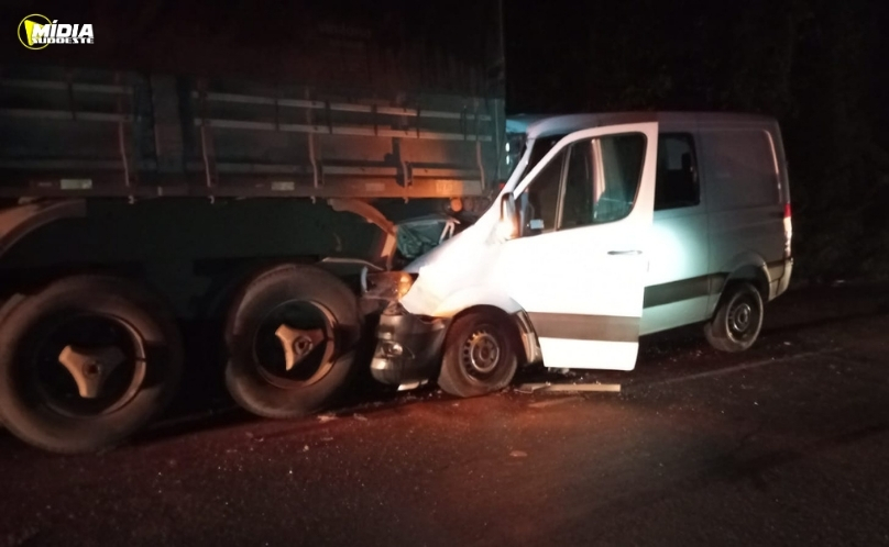 Colisão entre van e carreta deixa oito feridos