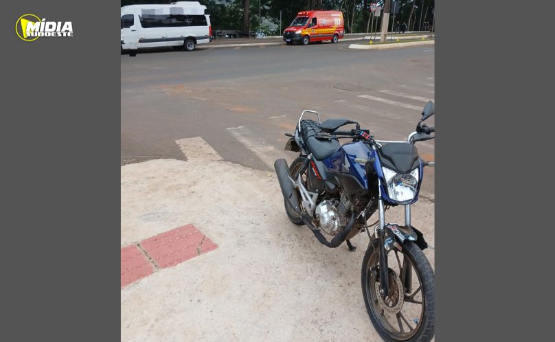Colisão com ambulância deixa motociclista ferido