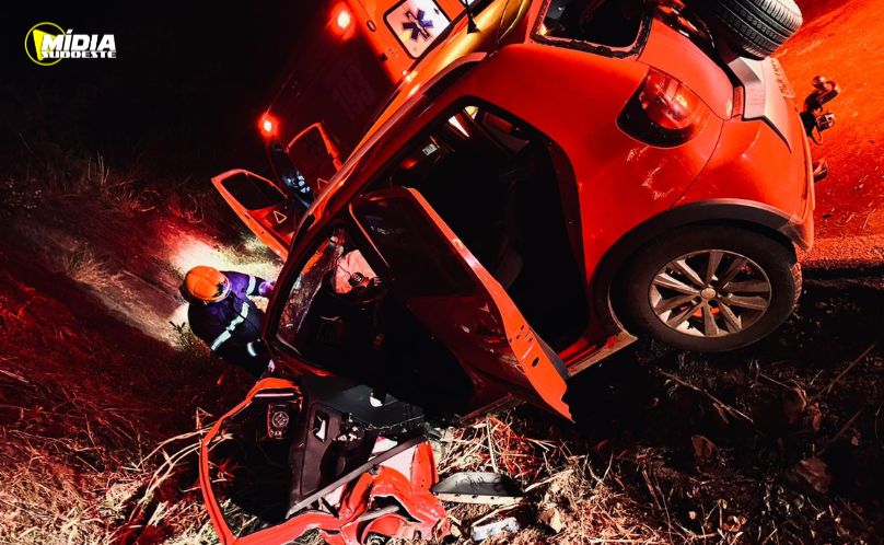 Motorista fica preso às ferragens após veículo capotar
