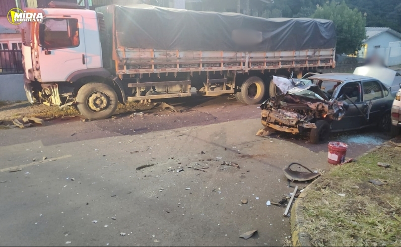 Motorista fica encarcerado após grave acidente