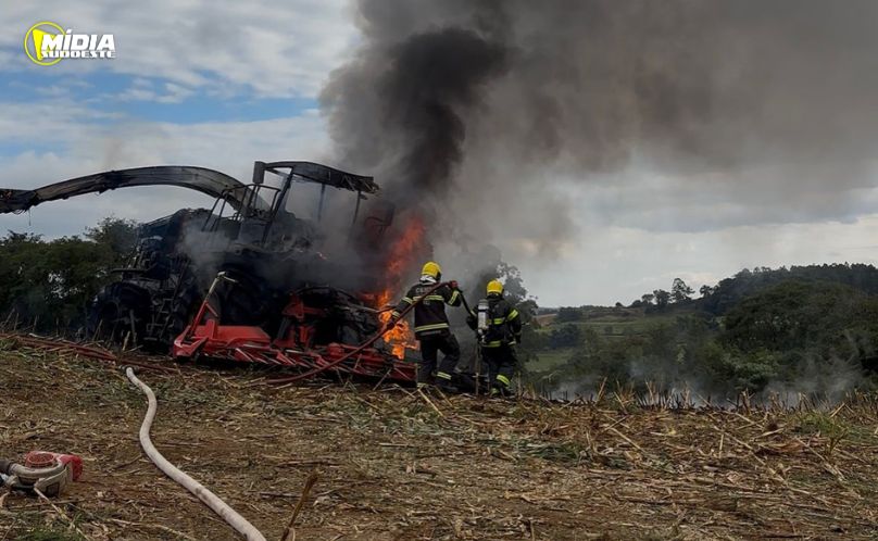 Máquina agrícola é destruída por incêndio
