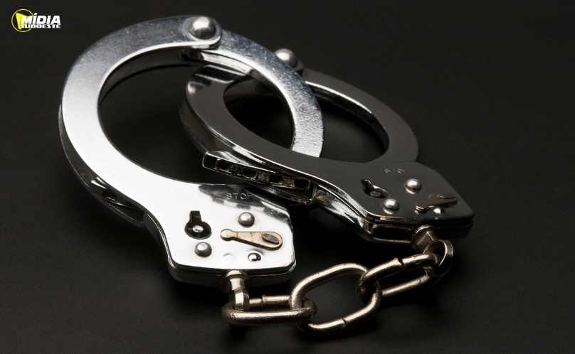 Motorista é preso por embriaguez ao volante após acidente