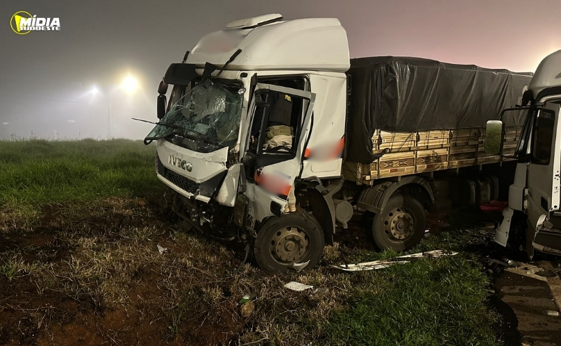 Colisão frontal entre caminhões deixa motorista ferido na BR-369