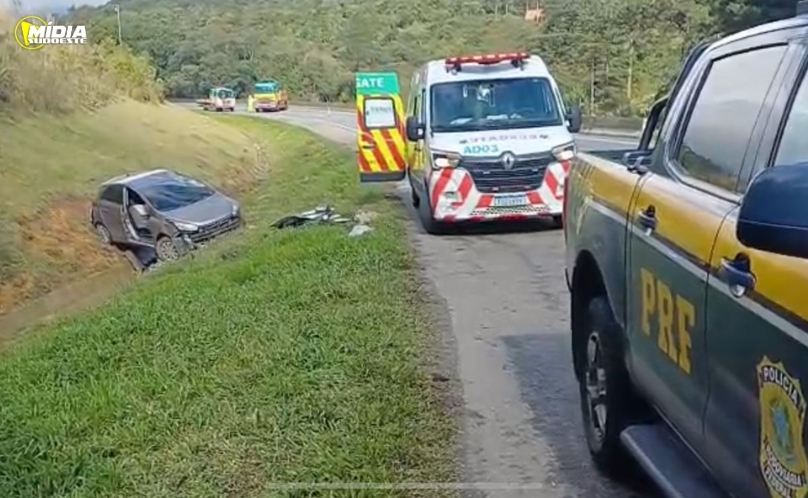 Capotamento deixa duas pessoas feridas na BR-376